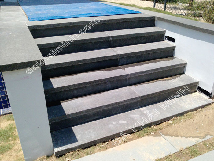 Cầu thang tam cấp đá bazan xám-mau-xam-433-HKM1553-da-den-xam-da-tu-nhien-khai-minh