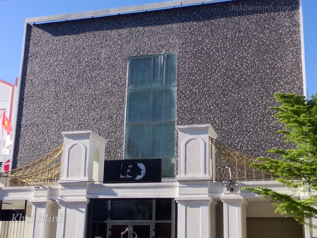 Mosaic đá đen ốp mặt tiền