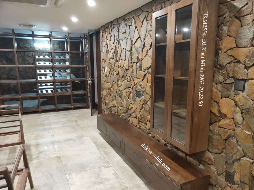 Đá rối chẻ vàng sậm ốp tường trong nhà
