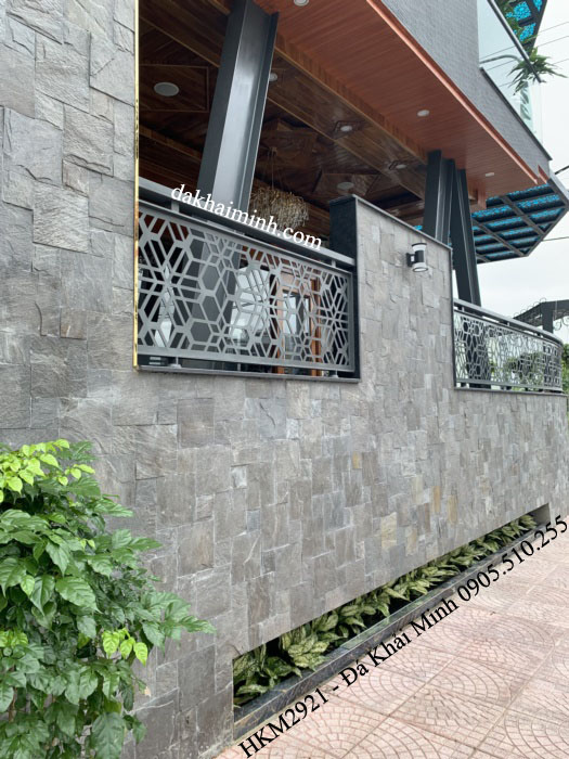 Đá phiến đen đa quy cách vuông ốp tường quán cafe