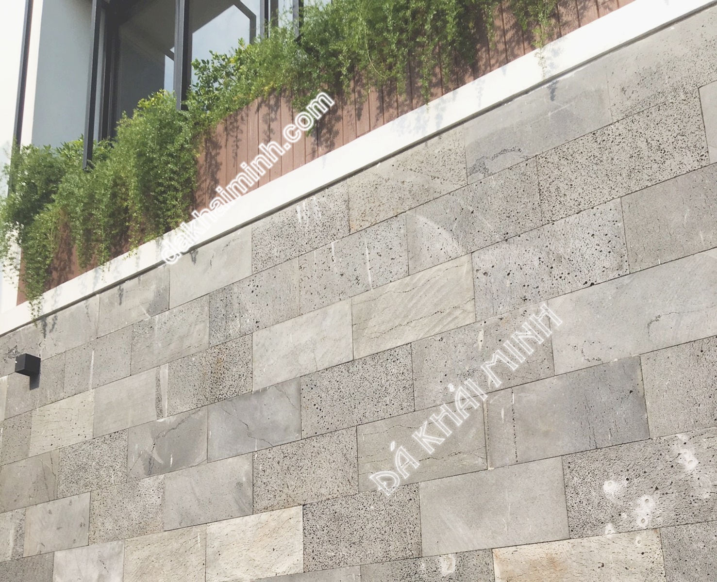 Tường bao toà nhà ốp đá ong xám 30x60