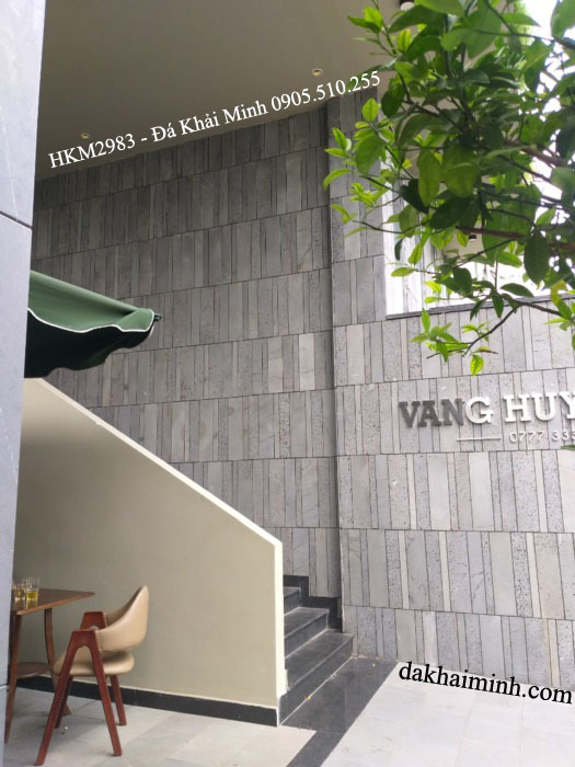 Tường cánh cầu thang vào toà nhà văn phòng ốp đá ong xám