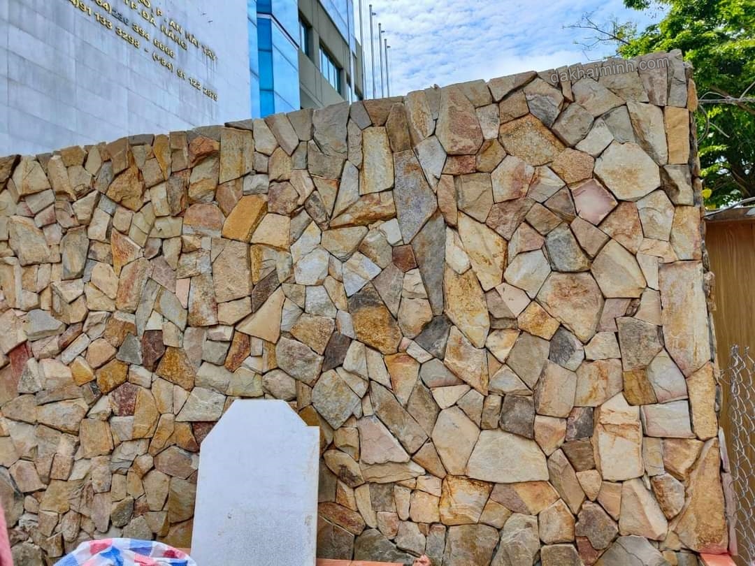 Đá chẻ rối màu vàng kim ốp tường rào cao