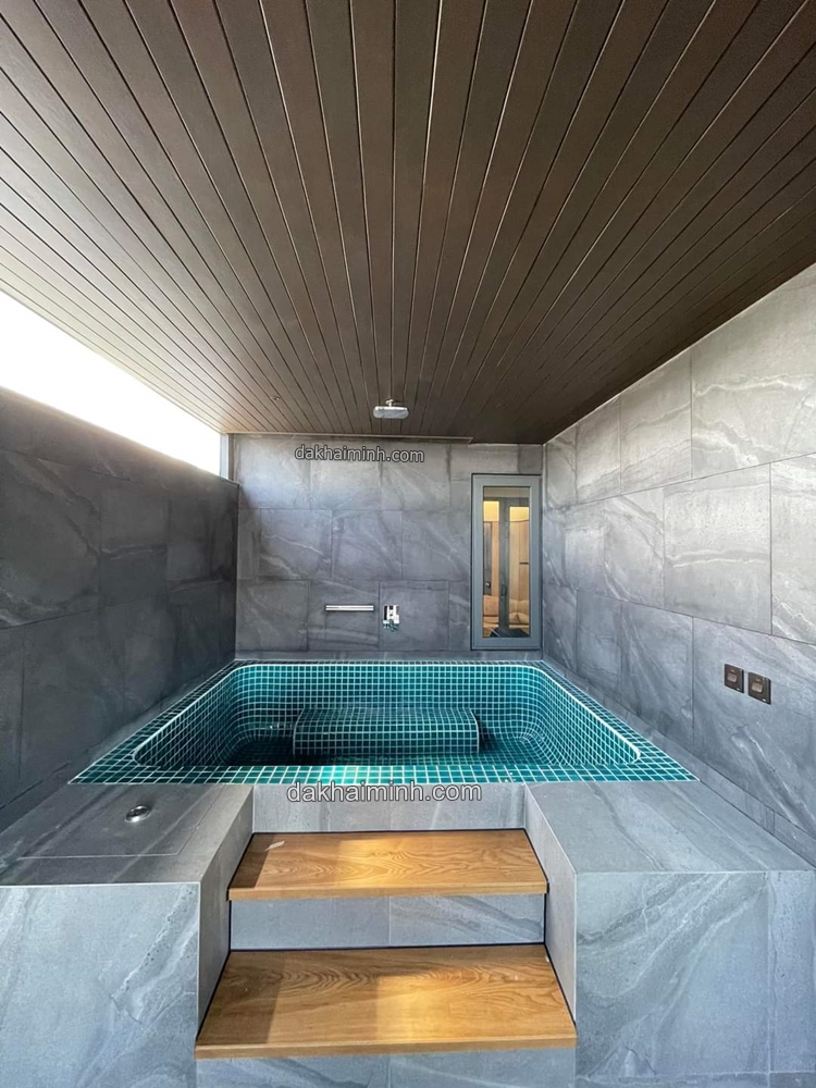 Đá blue stone sọc dưa màu đậm ốp phòng bể tắm