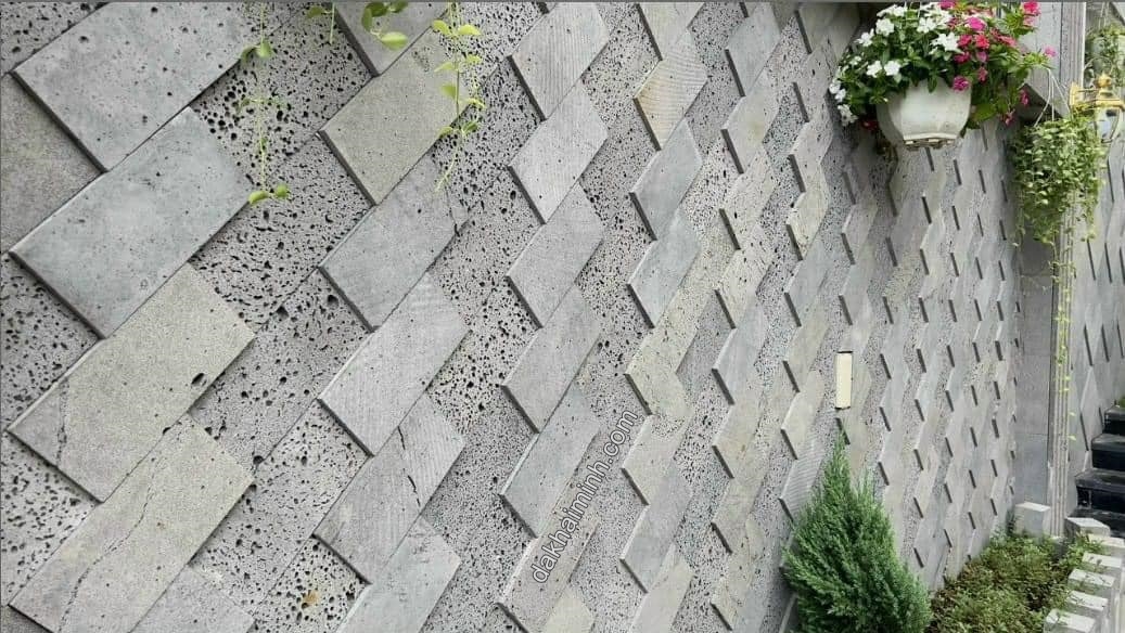 Đá ong xám ốp xiên lồi lõm tường bao nhà