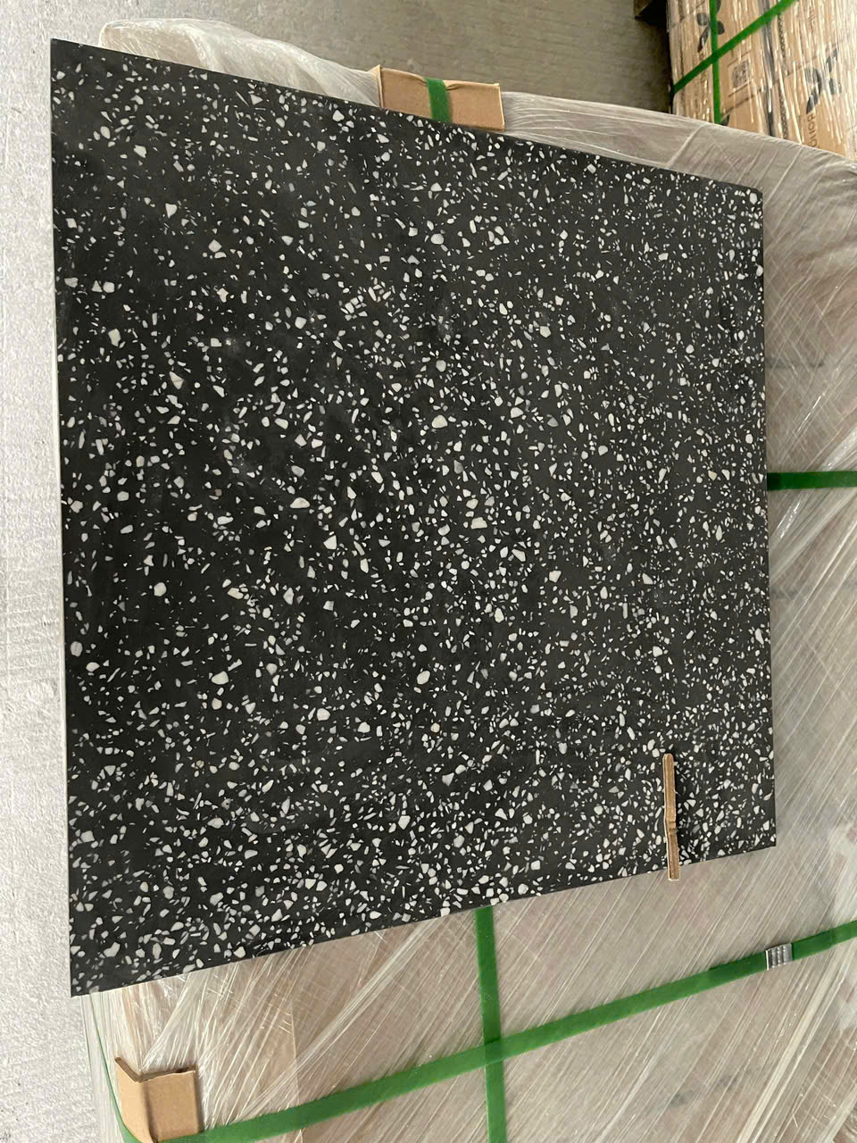 Gạch terrazzo 60x60 cm, màu đen