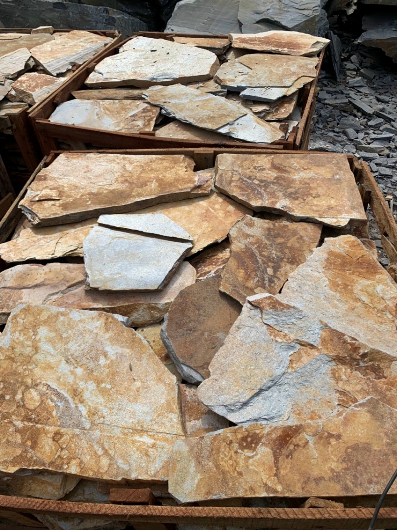 Đá rối màu vàng ánh kim chẻ lát to đóng kiện