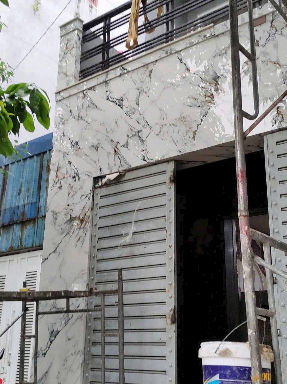 Mặt tiền nhà ốp đá nung kết màu trắng