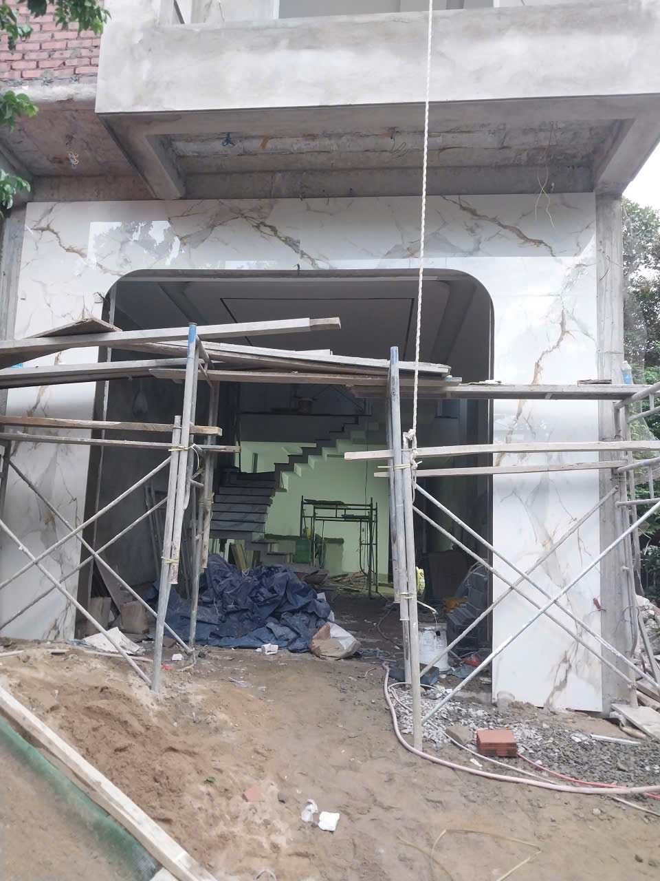 Mặt tiền nhà ốp đá nung kết màu trắng
