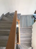 cầu thang ốp đá marble xám vân gỗ