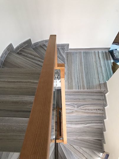 cầu thang ốp đá marble xám vân gỗ