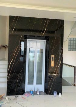 Thang máy ốp đá nung kết nhập khẩu màu đen