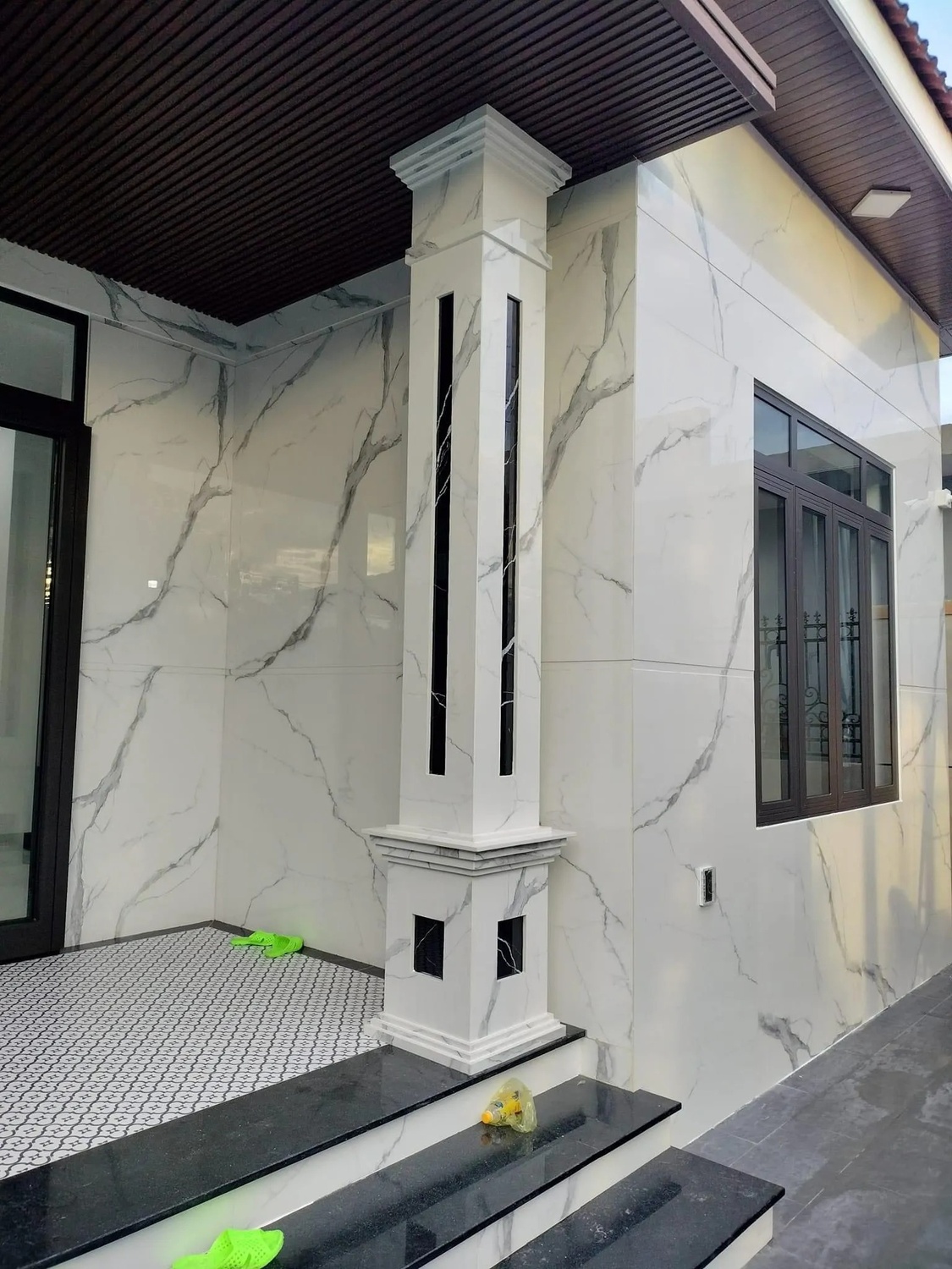 Mặt tiền nhà ốp đá nung kết màu trắng