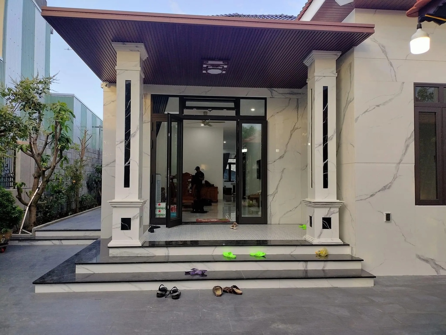Mặt tiền nhà ốp đá nung kết màu trắng