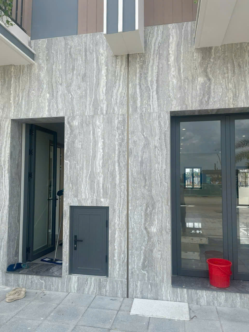 Mặt tiền nhà ốp đá nung kết màu be